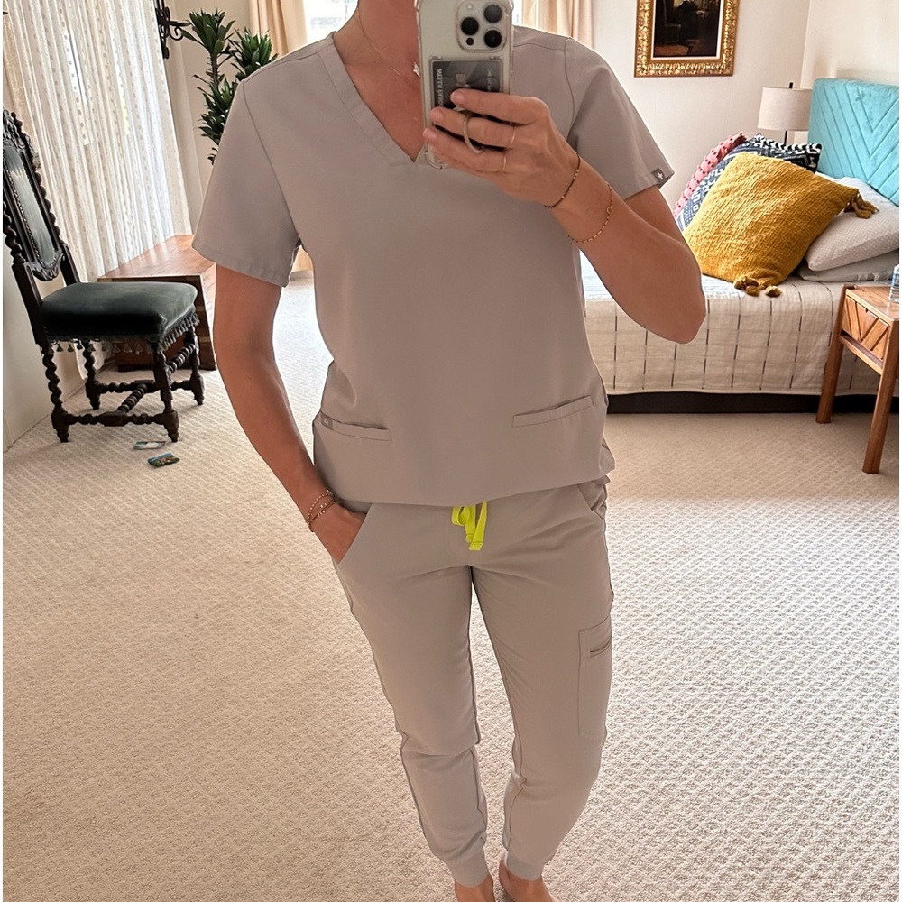 FIGS XS Scrub set in Slate Grey excellent used condition